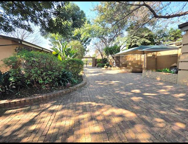8 BEDROOM HOUSE FOR SALE IN LIBRADENE